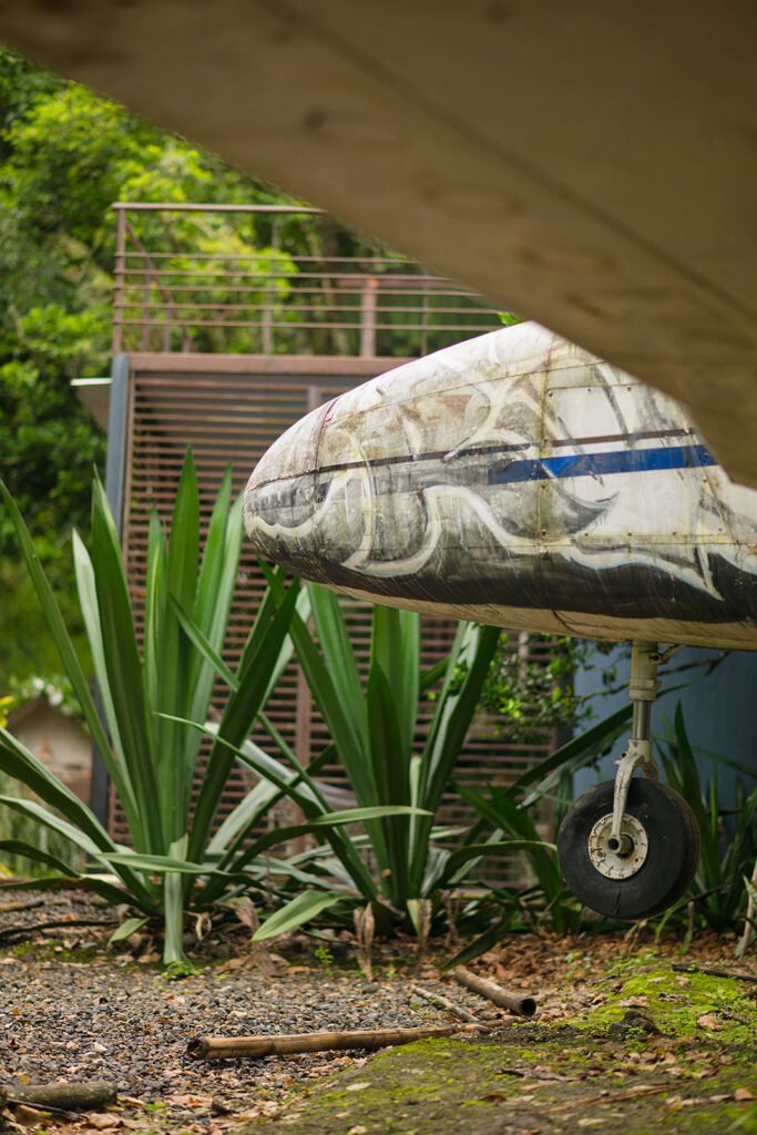 Nariz de avión antiguo con grafitis integrada al entorno natural en Rivabella Eco Lodge, Boyacá.